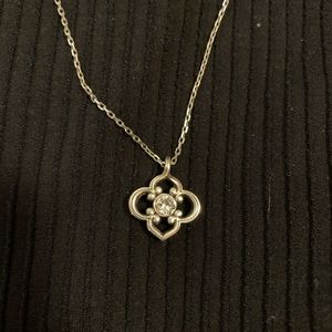 Clover-shaped silver color necklace